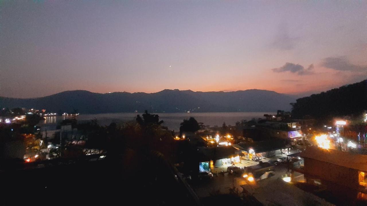 Golden Lake Pokhara Buitenkant foto