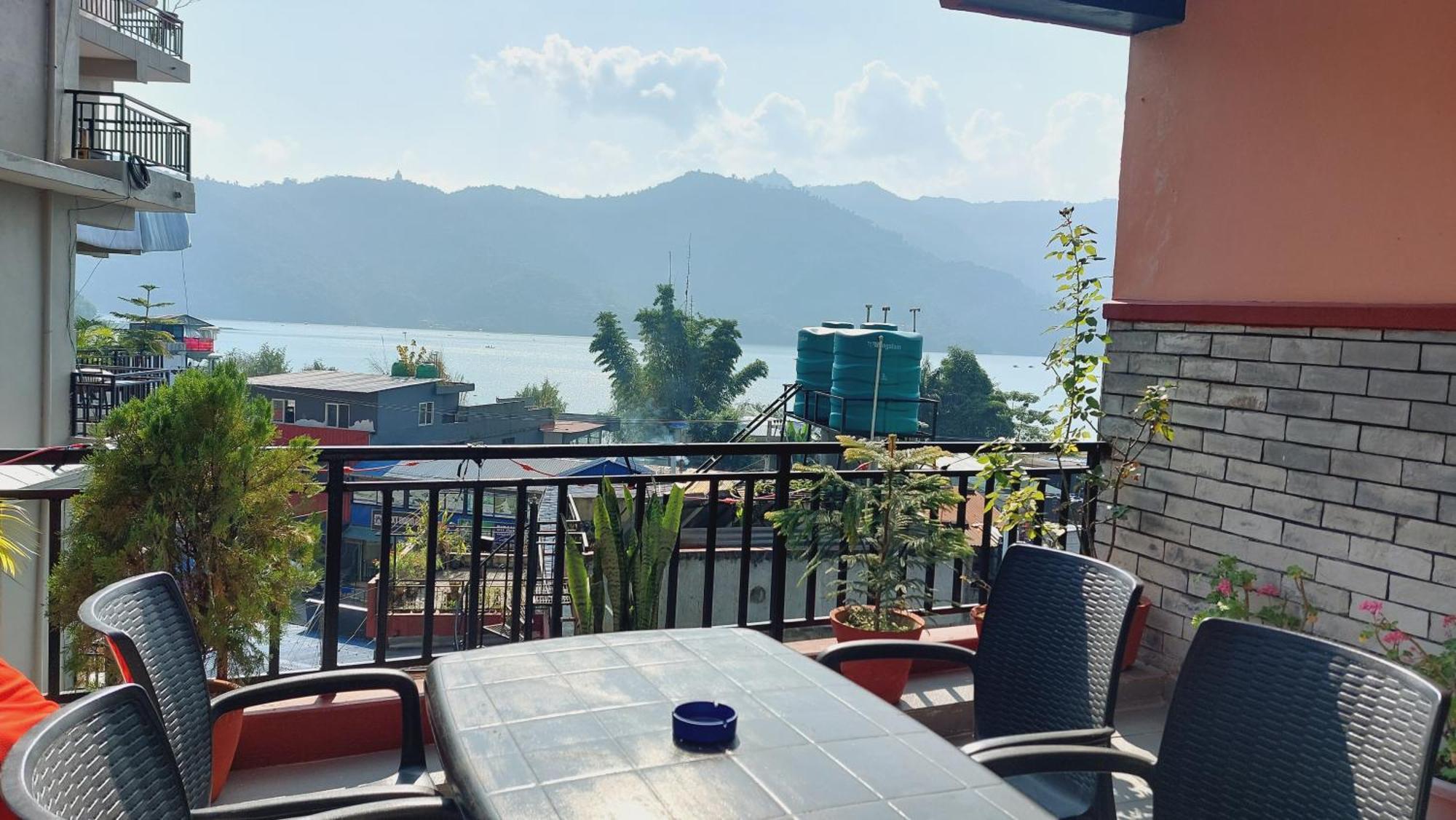 Golden Lake Pokhara Buitenkant foto