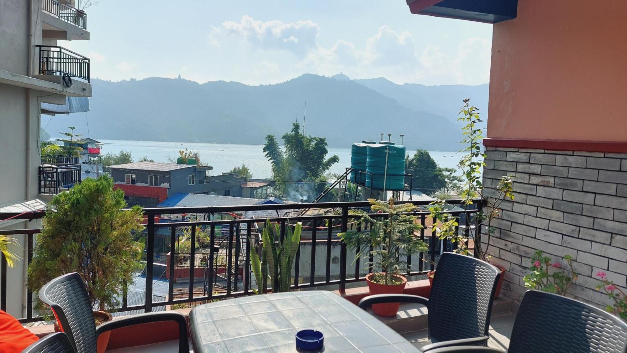 Golden Lake Pokhara Buitenkant foto